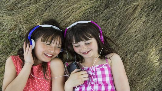 دراسة سماعات الأذن قد تعرض الأطفال لضعف السمع