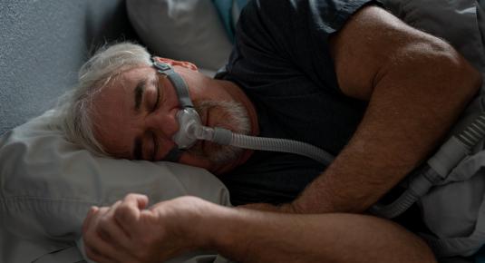 هل يمكن لانقطاع التنفس أثناء النوم أن يؤثر على صحة الدماغ؟