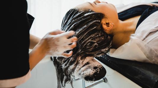 فوائد حمام الزيت ودوره في ترميم الشعر بعد فصل الصيف