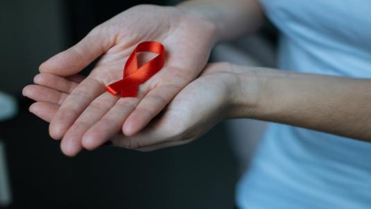 9 أعراض شائعة للإيدز عند النساء
