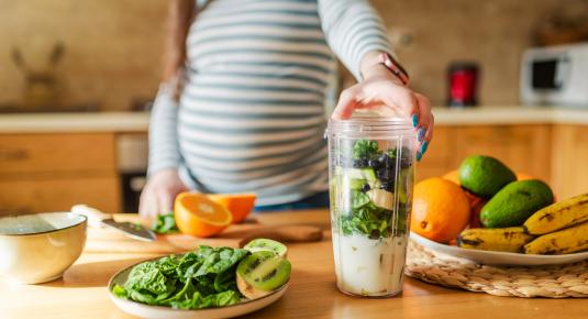 الأطعمة التي يجب تجنبها أثناء الحمل للحفاظ على صحة الجنين