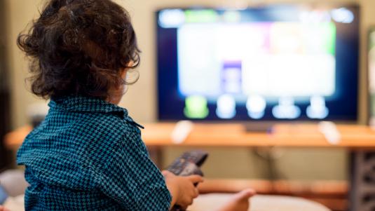 وضع الطفل أمام التلفاز قد يقلل من استيعاب العالم من حوله