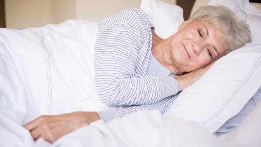 النوم الجيد قد يقلل من خطر أمراض القلب والسكتة الدماغية